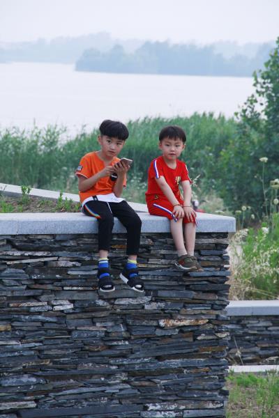 獻愛心，麟媛旗袍群走近孩子們