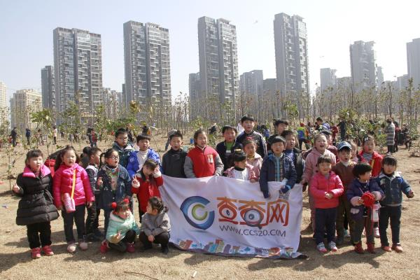 查查網(wǎng)親子嗨翻天，大家一起來植樹