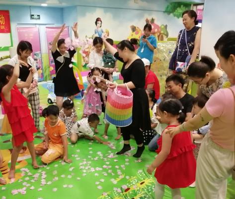 繪智美術攜手孩子王舉行親子活動，淮南校區