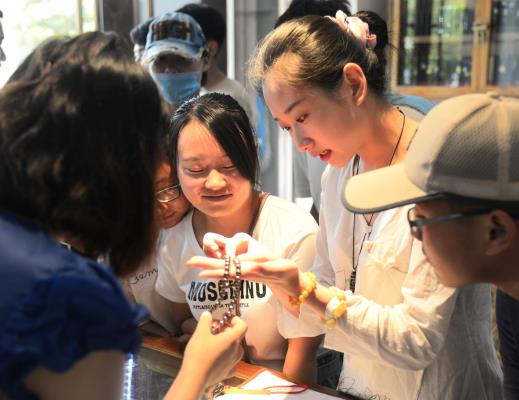 淮南聯合大學珠寶系新生在立春茶藝上實踐課