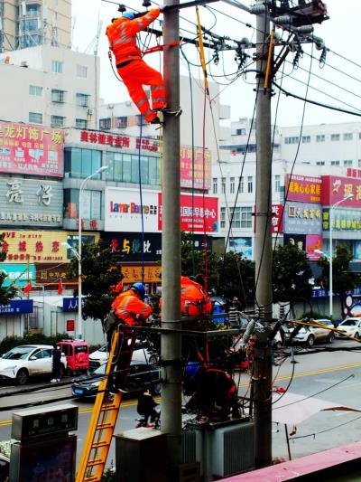 頂嚴寒、冒細雨搶修變壓器……