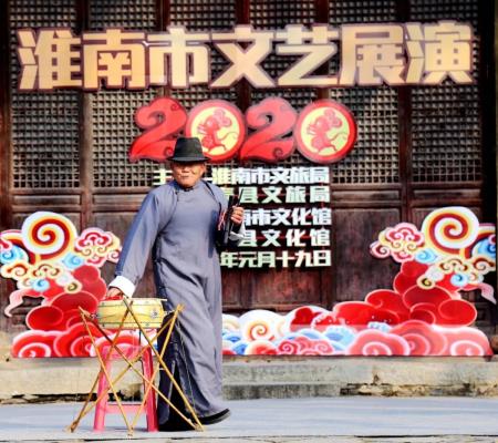 非遺過大年，文化進萬家。記壽縣非遺文化傳人一一柴顯修老先生。2020淮南市文化展演他給觀眾們說唱：壽州大鼓書《趙匡胤困南塘》歷史故事。