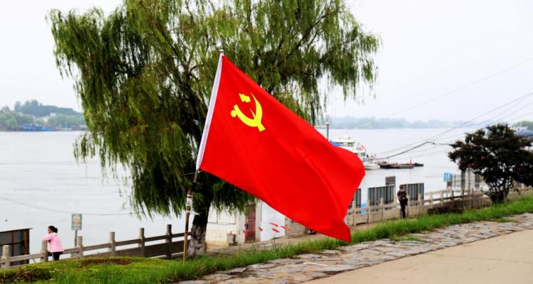 黨在我們心中一一淮河（田家庵）大堤，有一群黨員、青年志愿及社會各界群眾，他們舍小家、保大家冒高溫、戰雨季日以繼夜地堅守防訊第一線，他們的精神值得我們學習和贊揚！?。? title=