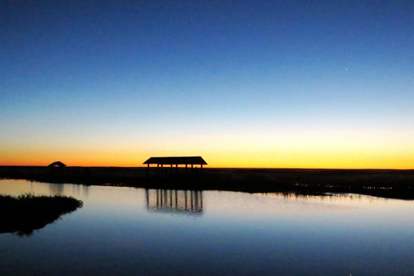 居延海日出“一個有故事的地方。”