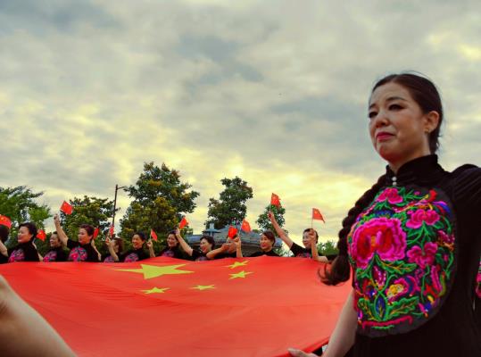 淮南市傳統服飾文化協會麟媛旗袍協會爭做護旗手