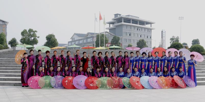 麟媛旗袍隊(duì)展現(xiàn)焦崗湖