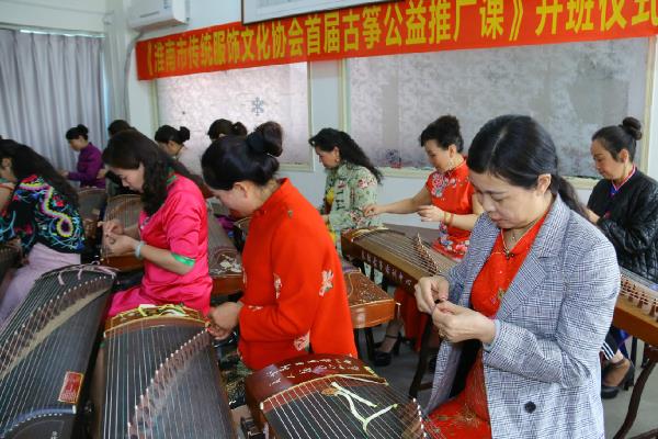 旗袍佳麗學(xué)古箏