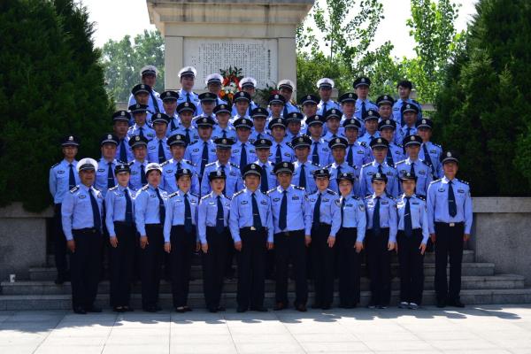 壽縣公安機關組織干警向小甸集革命烈士紀念碑敬獻花圈重溫入黨誓言