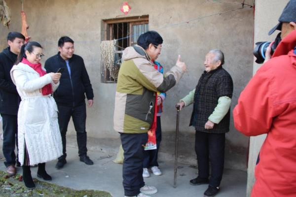 攝影師和愛心人士獻愛心  壽縣張李鄉探望百歲老人