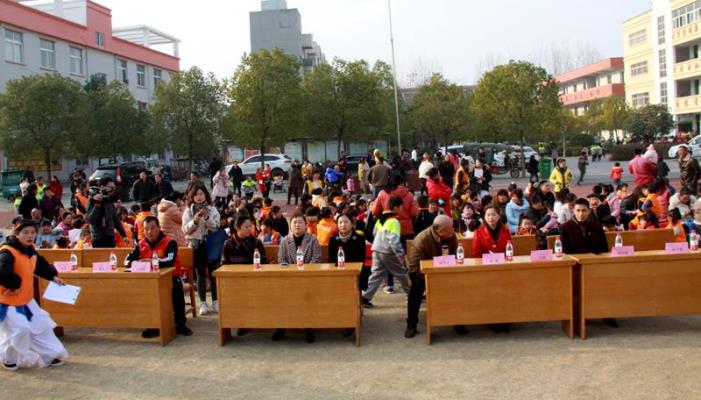 2019壹基金溫暖包淮南啟動儀式在淮南潘集區(qū)祁集中心小學(xué)舉行淮南義工聯(lián)代為發(fā)放花絮