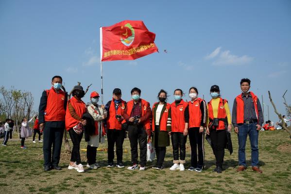 垃圾不落地  淮南更美麗  淮南公益志愿者聯(lián)合會親子公益群舉行撿垃圾活動