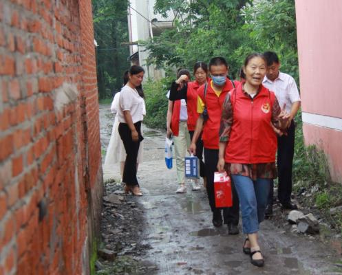 市新時代公益服務志愿者慰問英雄父母