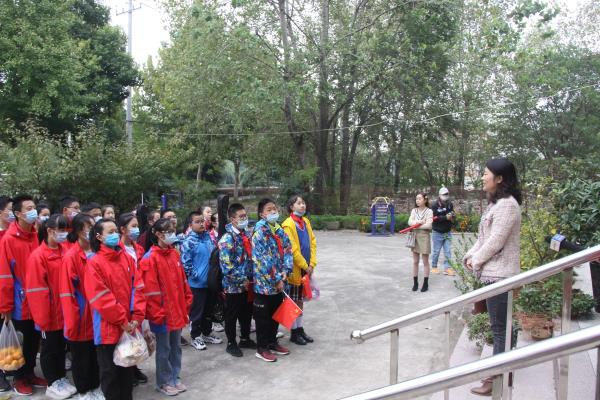 孝行天下  愛在身邊。九九重陽節淮南市公益服務志愿者和淮南民生中學團委志愿者走進壽春敬老院慰問老人花絮