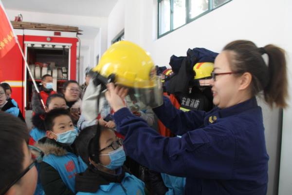 重視消防  牢記安全  記淮南市新時代公益服務志愿者聯合會帶領會員孩子體驗大通消防隊圖片花絮