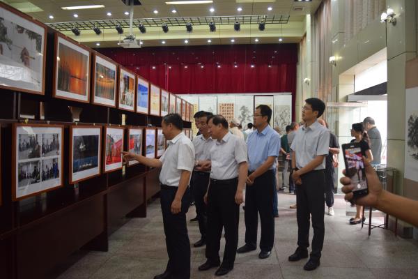 禮贊偉業.淮南市大通區慶祝中國共產黨成立100周年書畫攝影作品展在淮南市大通區政府禮堂開展