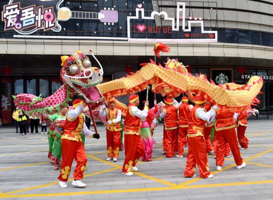 我們的中國夢，文化進萬家。有淮南市民間文藝家協會主辦的民俗文化表演在淮南吾悅廣場舉行