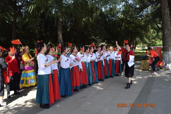 中國夢.勞動美。淮南市民間文藝家協會攜手洞山公園歌舞群慶祝五一國際勞動節文藝演出