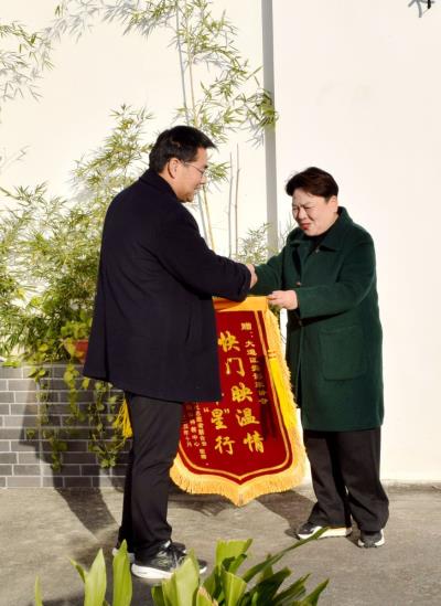 愛心獻特教兒童    錦旗送大通攝協(xié)