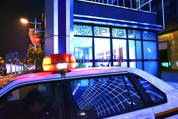 警燈閃爍保平安