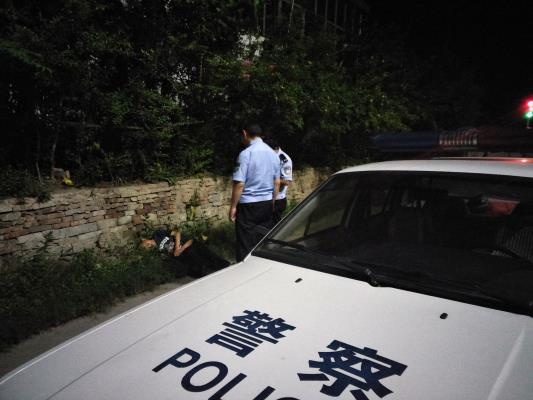 醉漢路邊呼呼大睡，警察看護聯(lián)系家人