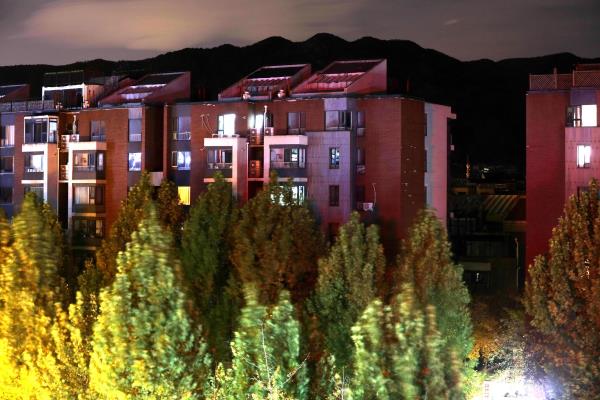 坐在床上看夜景