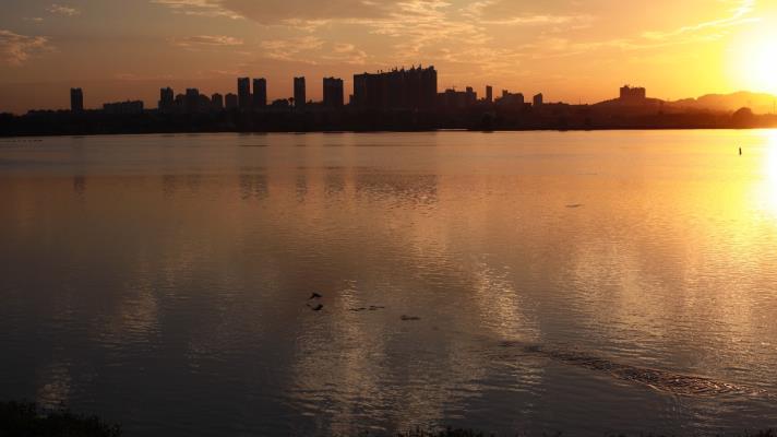 春申湖落日，美出天際。