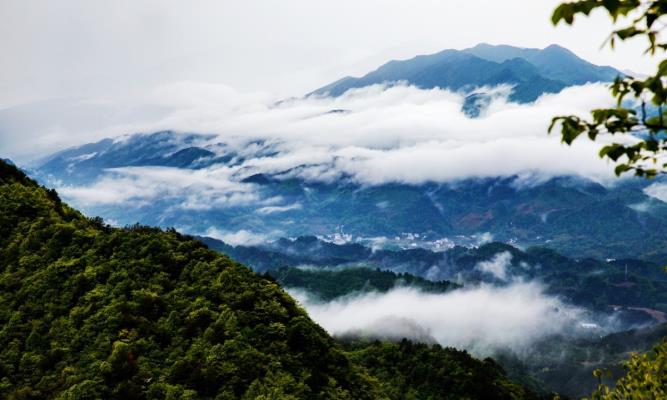 銅鑼寨一一隱藏在云海中的山莊