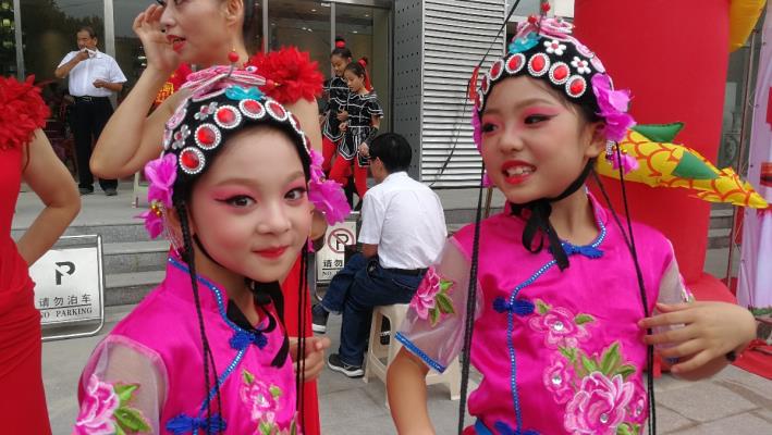 國(guó)慶節(jié)演出前的小朋友們
