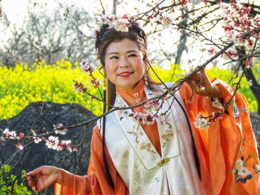 《春暖花開(kāi)麗人行》