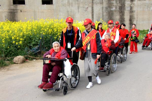春風溫暖敬老院. 攜手老人去踏青