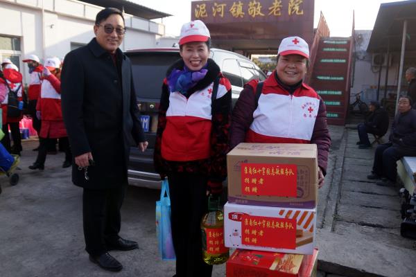 百名志愿者陪孤寡老人歡樂過新年