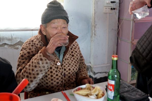 百名志愿者陪孤寡老人歡樂(lè)過(guò)新年（二）
