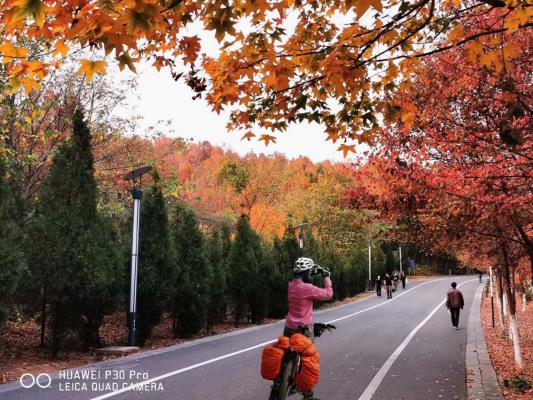 環(huán)山路上的騎行者