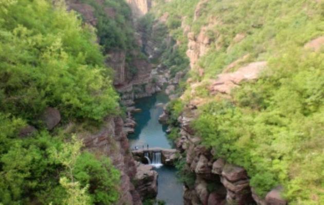 無限青山行欲盡