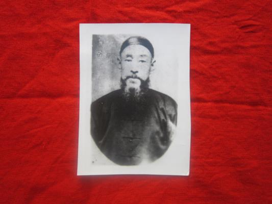 人物紀(jì)實(shí)：  辛亥無余子 申江泣故人