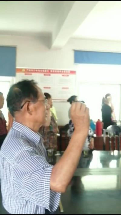 鳳臺縣城關鎮龍潭社區組織黨員重溫入黨誓詞