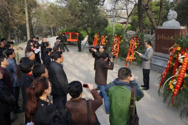 蚌埠南山公園拜謁張匯滔塑像