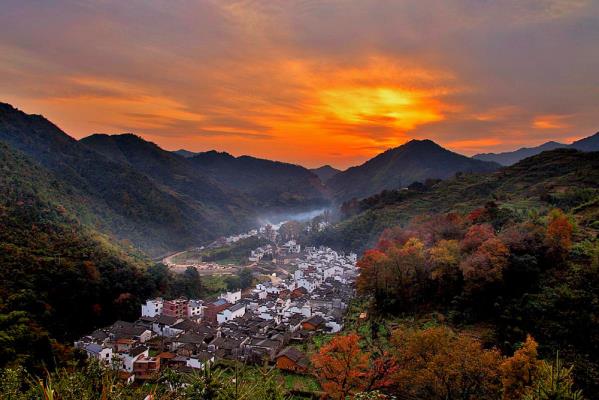 七律：秋山夕景