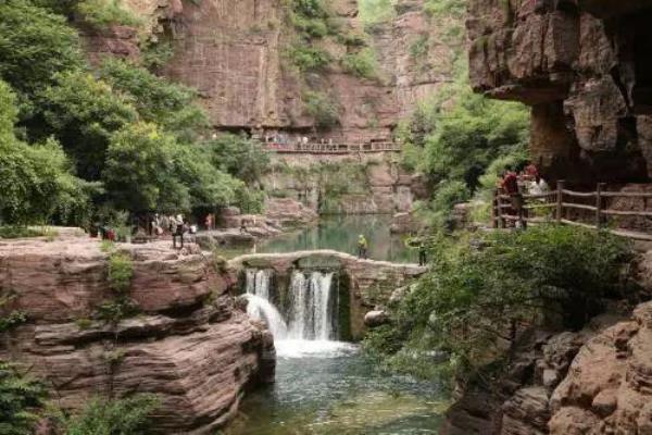 游記散文：“無限青山行欲盡”