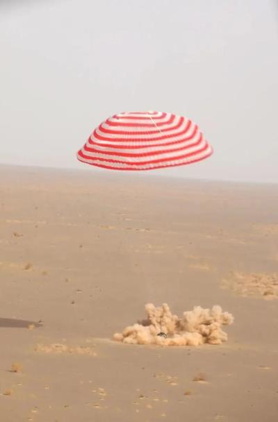 詩友唱和魏懷生《神州十三號英雄返航》