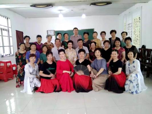 孫璟琪會長來田區(qū)老年大學京劇班檢查指導