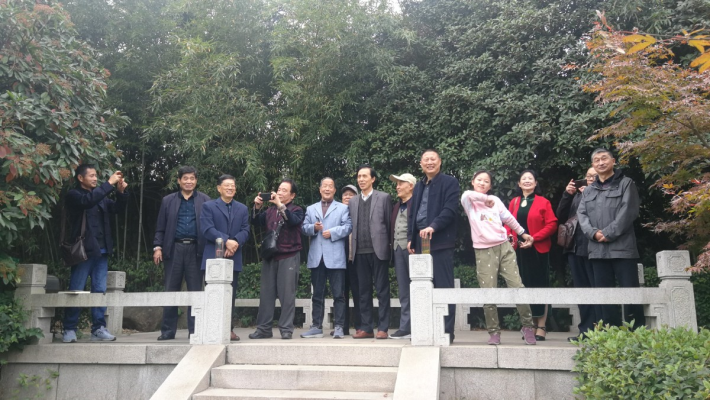 往事早因陳釀醉，新詞難把舊文裁。