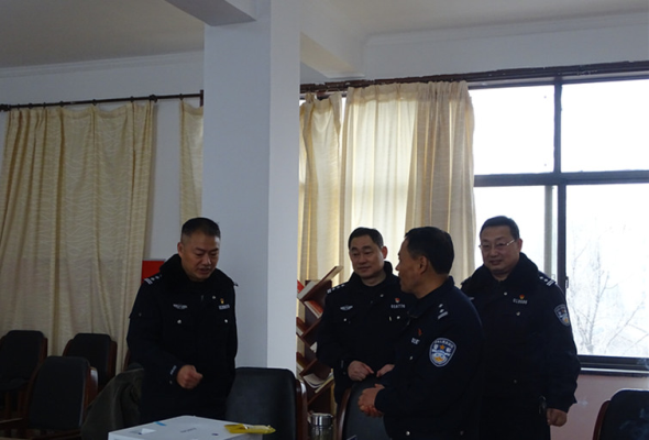 八公山區作家協會到交警大隊開展“送春聯進警營”活動