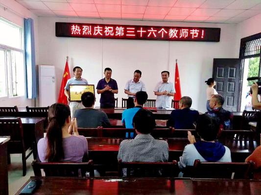 壽縣雙廟集鎮(zhèn)領(lǐng)導(dǎo)深入學(xué)校看望慰問教職工