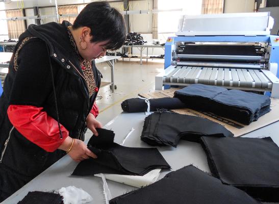 省示范中心村壽縣周崗：招商引資辦服裝廠 為當(dāng)?shù)厝罕娋蜆I(yè)脫貧