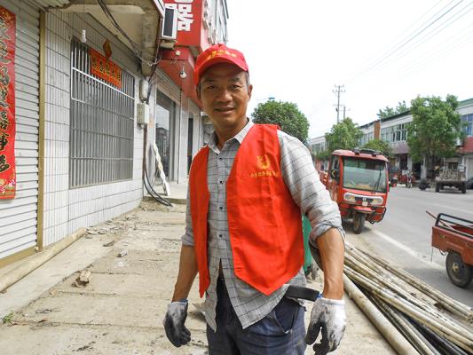 壽縣雙廟集鎮居委會義務為居民門前清理支渠