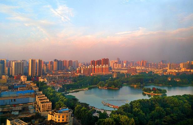 朝陽映龍湖（手機拍）