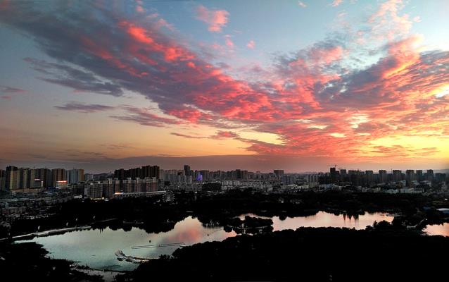 紅霞映龍湖（手機拍)
