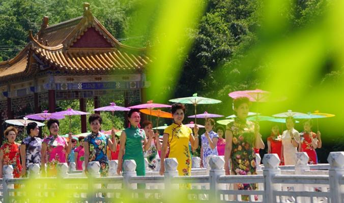 淮南百名母親秀旗袍 共同慶賀母親節