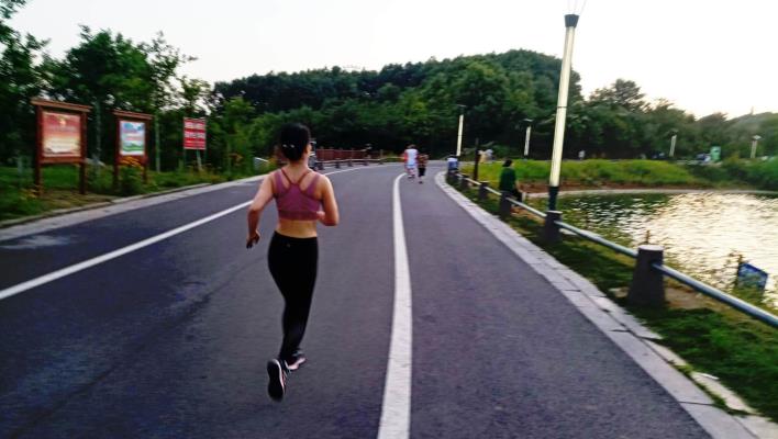 美女快步仙女湖